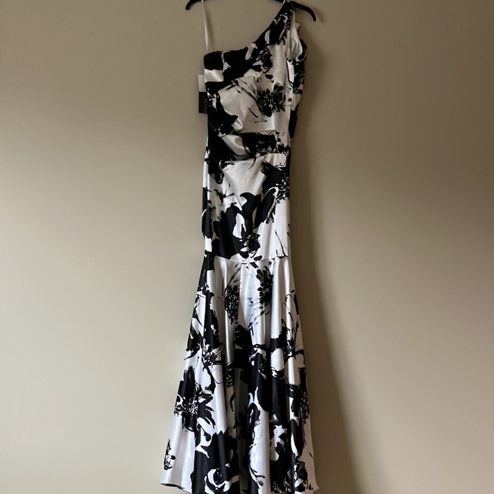 Betsy Adam one shoulder gown - Picture 3 of 6